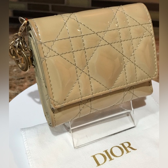 DIOR Cannage Patent Leather Trifold Wallet π€©π₯β€οΈ - Picture 9 of 17